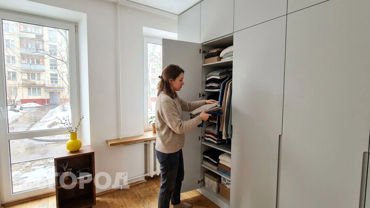 Встроенные ниши и открытые полки вытесняют шкафы-купе из современных квартир