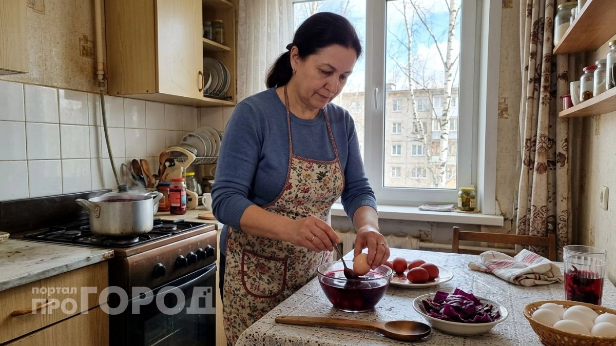 Больше не коплю луковую шелуху — добавляю в воду дешевый овощ и через пять минут достаю яркие рубиновые яйца