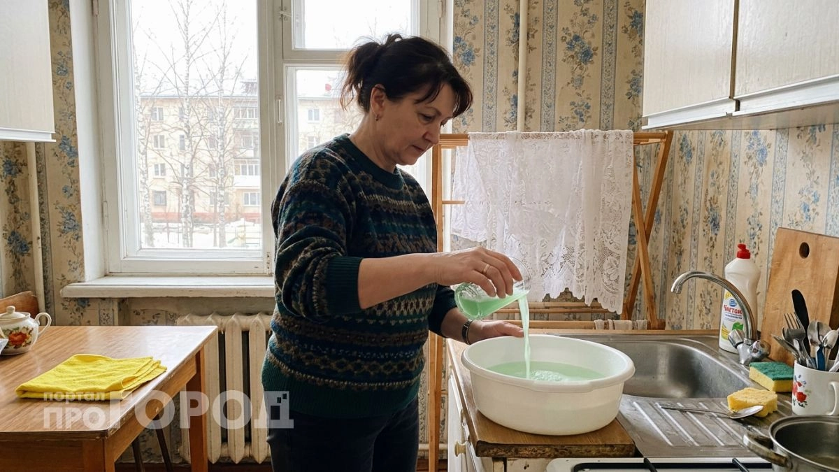 Добавляю пару капель зеленки в воду и через 15 минут достаю из таза идеально белоснежный тюль без серого налета