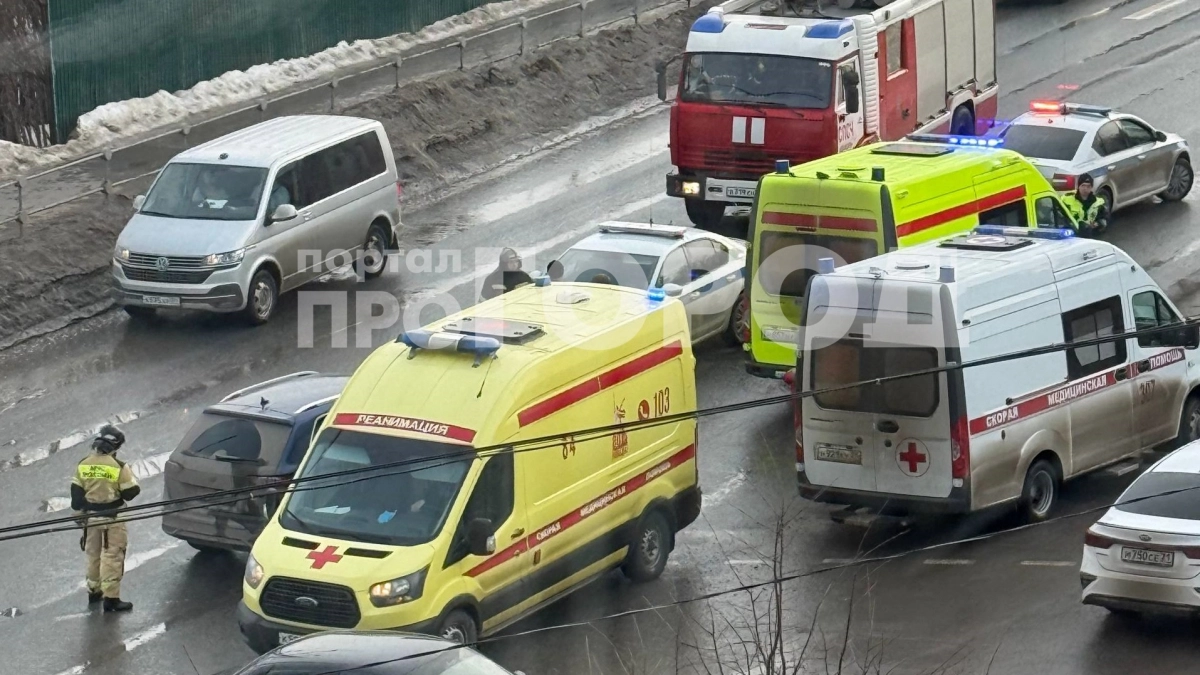 В Чебоксарах на перекрестке столкнулись иномарка и машина скорой: есть пострадавшие