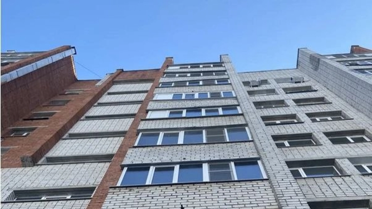 В Чебоксарах возбудили уголовное дело после схода снега с крыши дома на Тракторостроителей