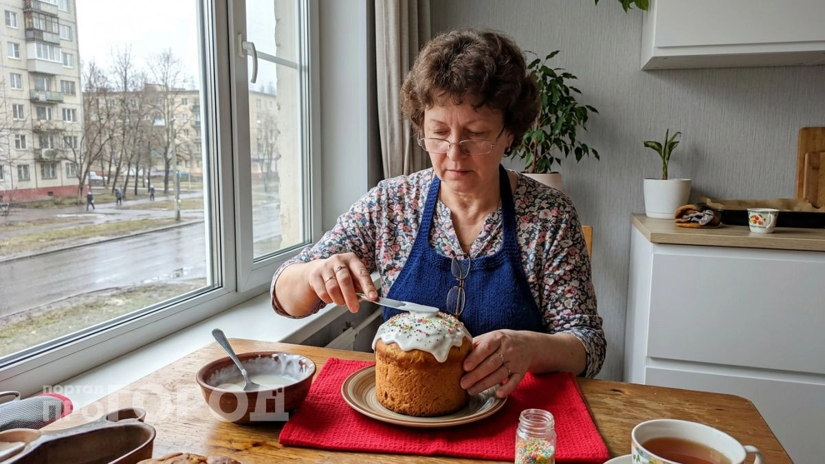 Делаю глазурь для кулича из двух ингредиентов без яиц — сохнет за минуты, не крошится и блестит как зеркало