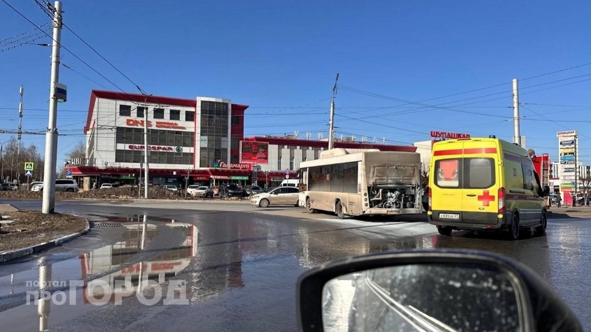 В Чебоксарах задымился автобус с пассажирами