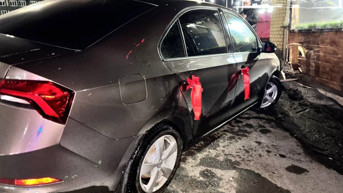 В Чебоксарах девушка на иномарке врезалась в кафе