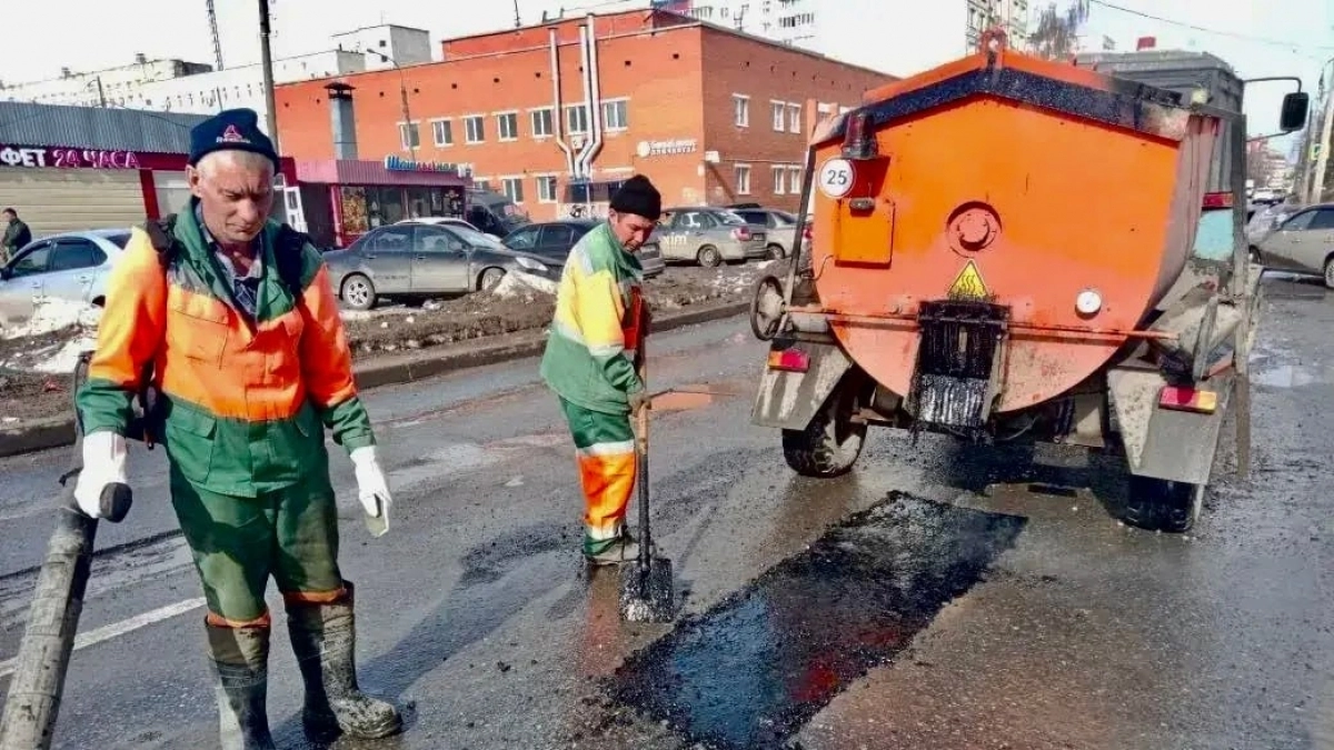 В Чебоксарах дорожники заделали 1,3 тысячи "квадратов" ям и продолжают ремонт