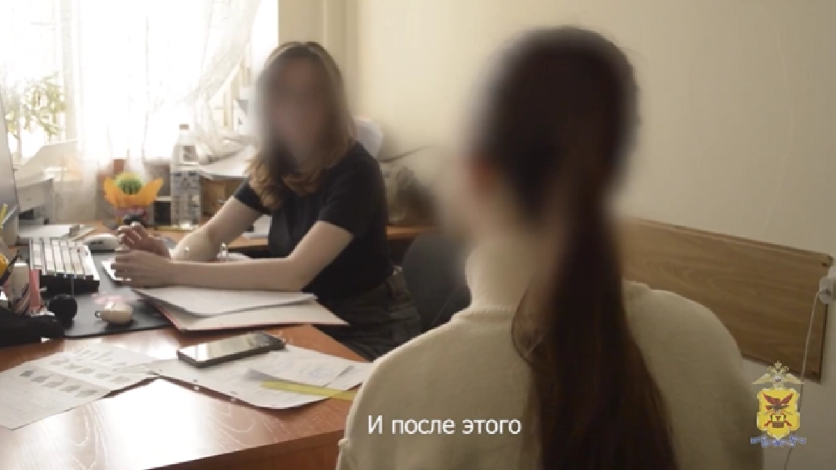 Неизвестные через "доставку цветов" втянули 20‑летнюю чебоксарку в преступление со слитком золота