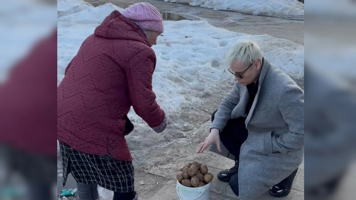 Певец Шаман купил чувашской картошки у бабушки из Канаша