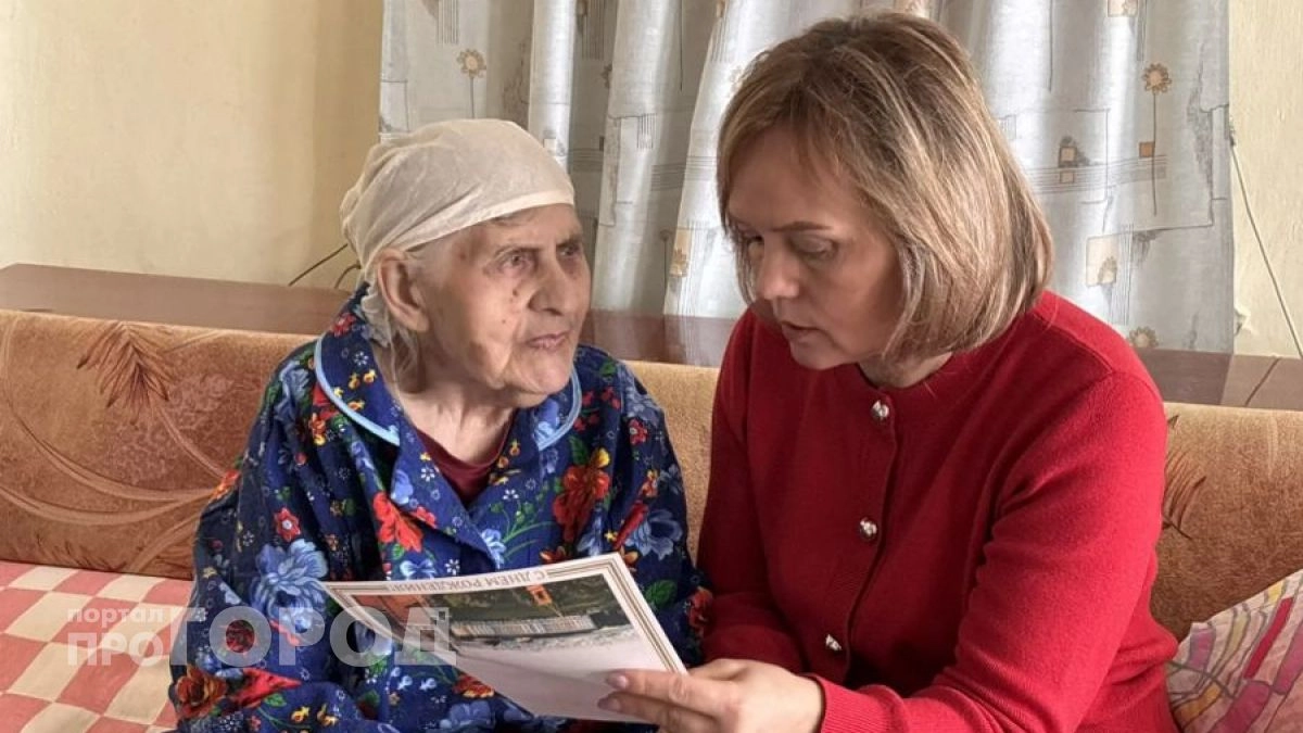 40 лет работы на табачной фабрике и хлебозаводе: ветеран труда из Чебоксар получила поздравление от президента