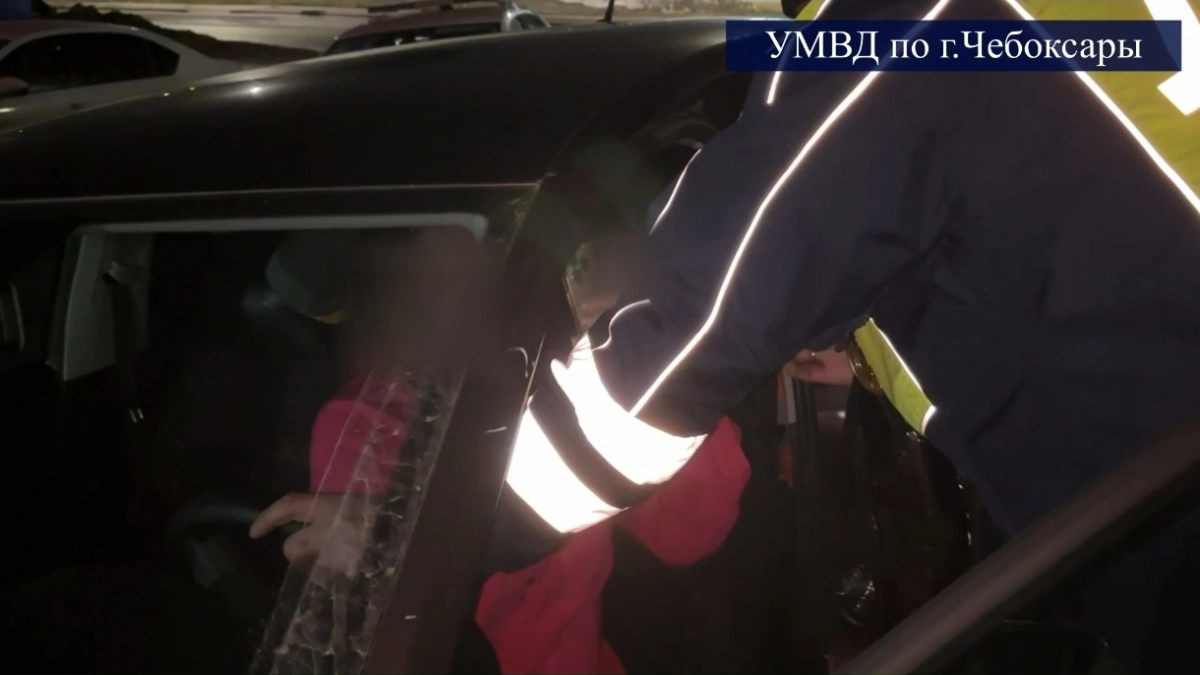 В Чебоксарах пьяная автоледи с детьми в салоне врезалась в кафе: делом заинтересовалась комиссия ПДН