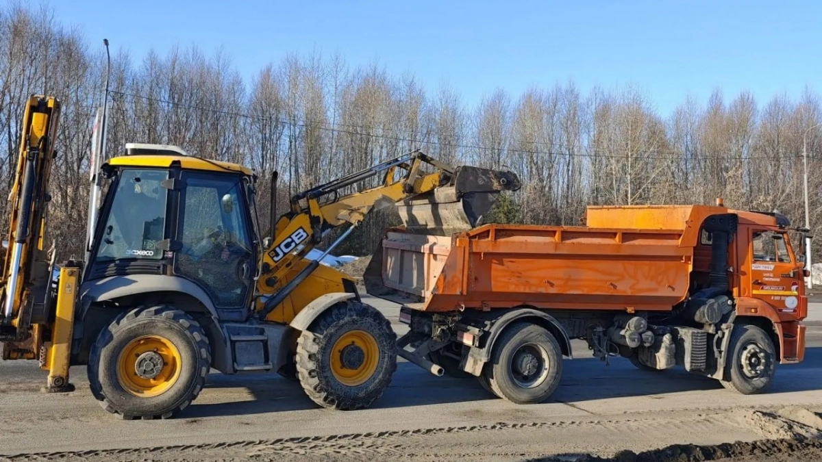 Чебоксары встречают весну: дорожные службы усиленно вычищают город после зимы