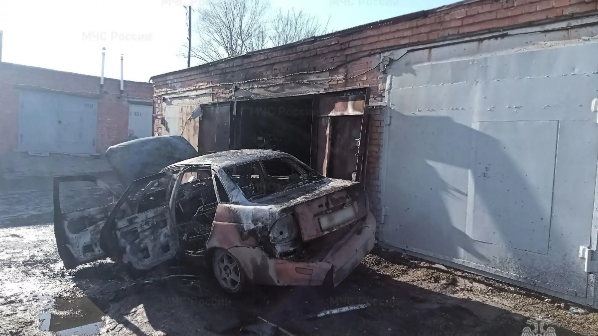 В Чебоксарах "Лада Приора" сгорела дотла во время ремонта 