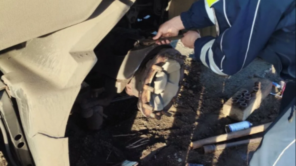 На М-7 в Чувашии полицейские выручили дальнобойщика со сломанной фурой