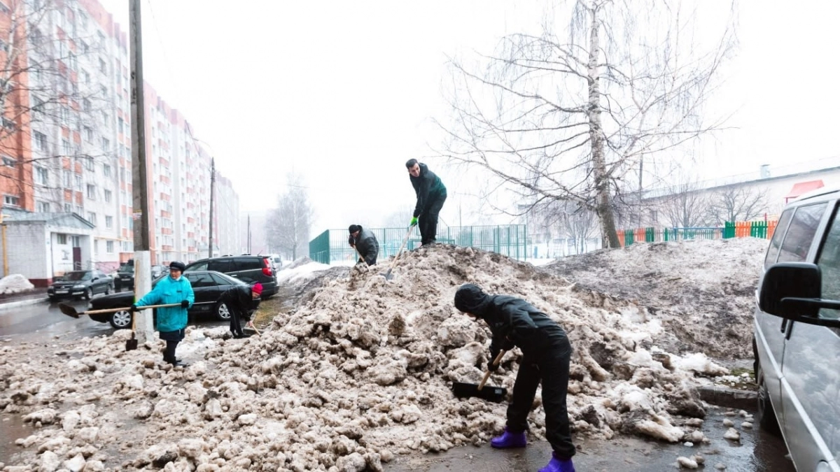 Чебоксарцы вышли ворошить снег во дворе, чтобы помочь с уборкой городским службам и УК