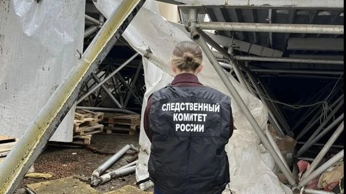 В Чебоксарах рабочий погиб под завалами крыши склада