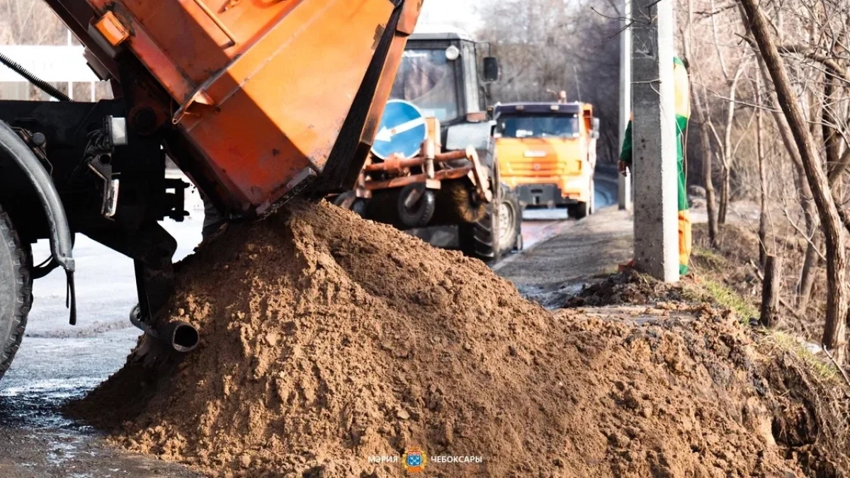 На одной из чебоксарских улиц произошел оползень и треснул асфальт