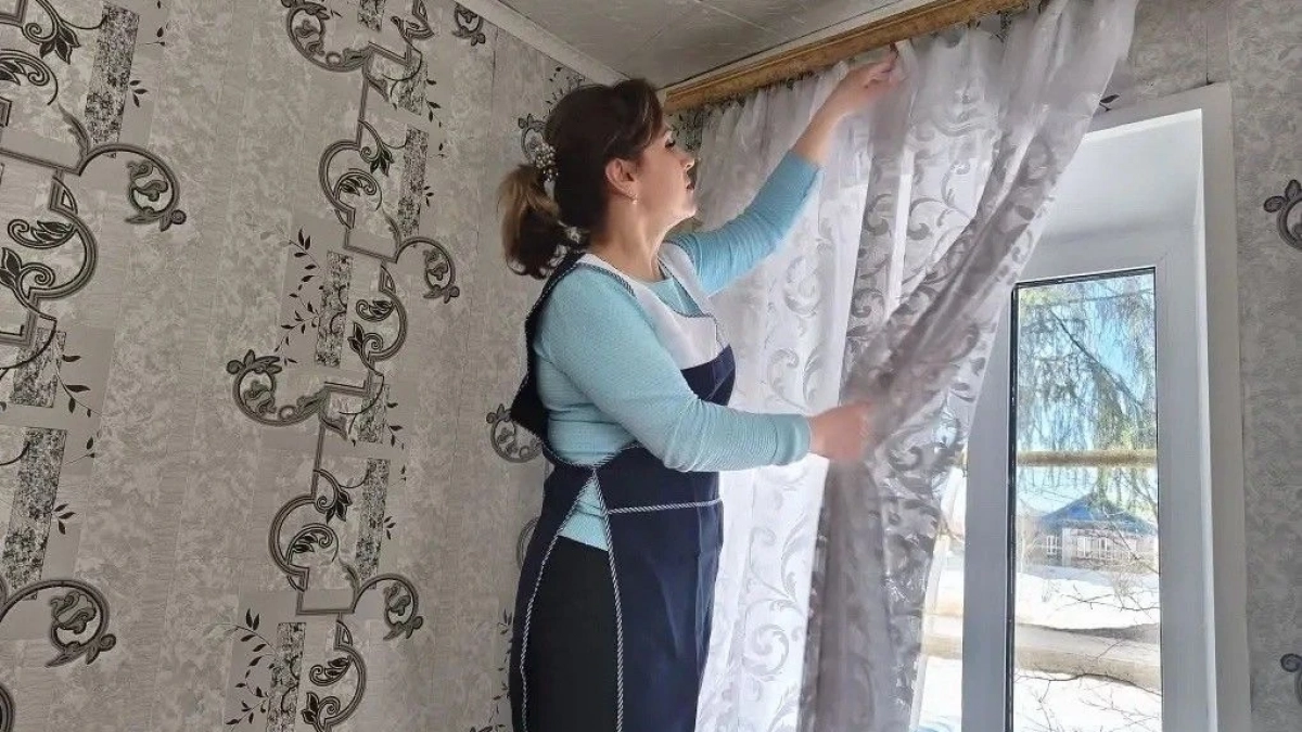 В Чувашии соцработники моют окна и наводят порядок в домах пожилых к Пасхе