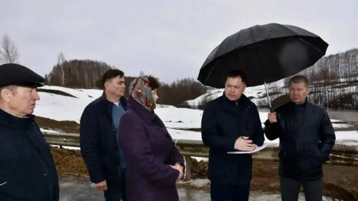 Размытый мост в Выле восстановят за 10 дней: глава Минстроя выехал на место