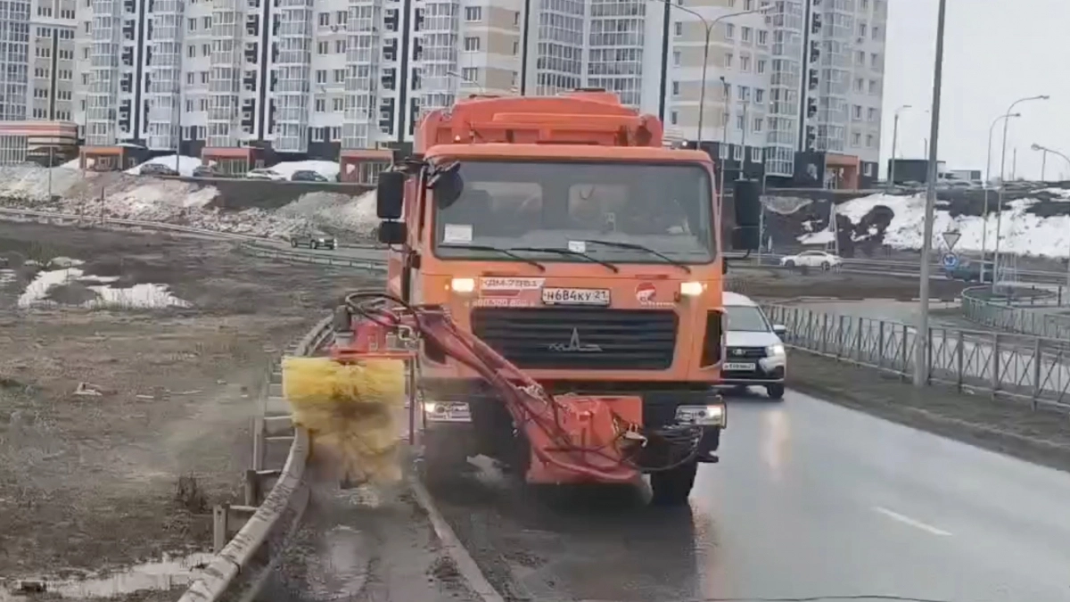 В Чебоксарах 115 рабочих вышли на улицы, чтобы подметать дороги и мыть остановки