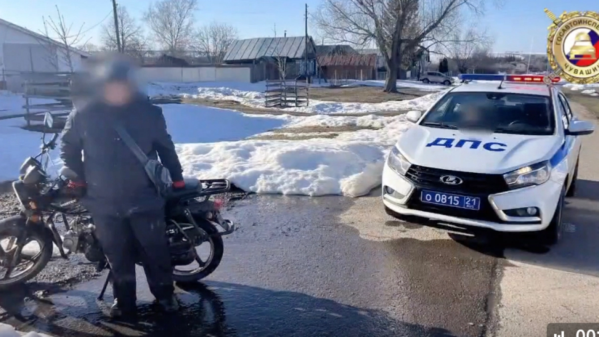В Чувашии подросток без прав катался на мамином мопеде, пока она была на заработках