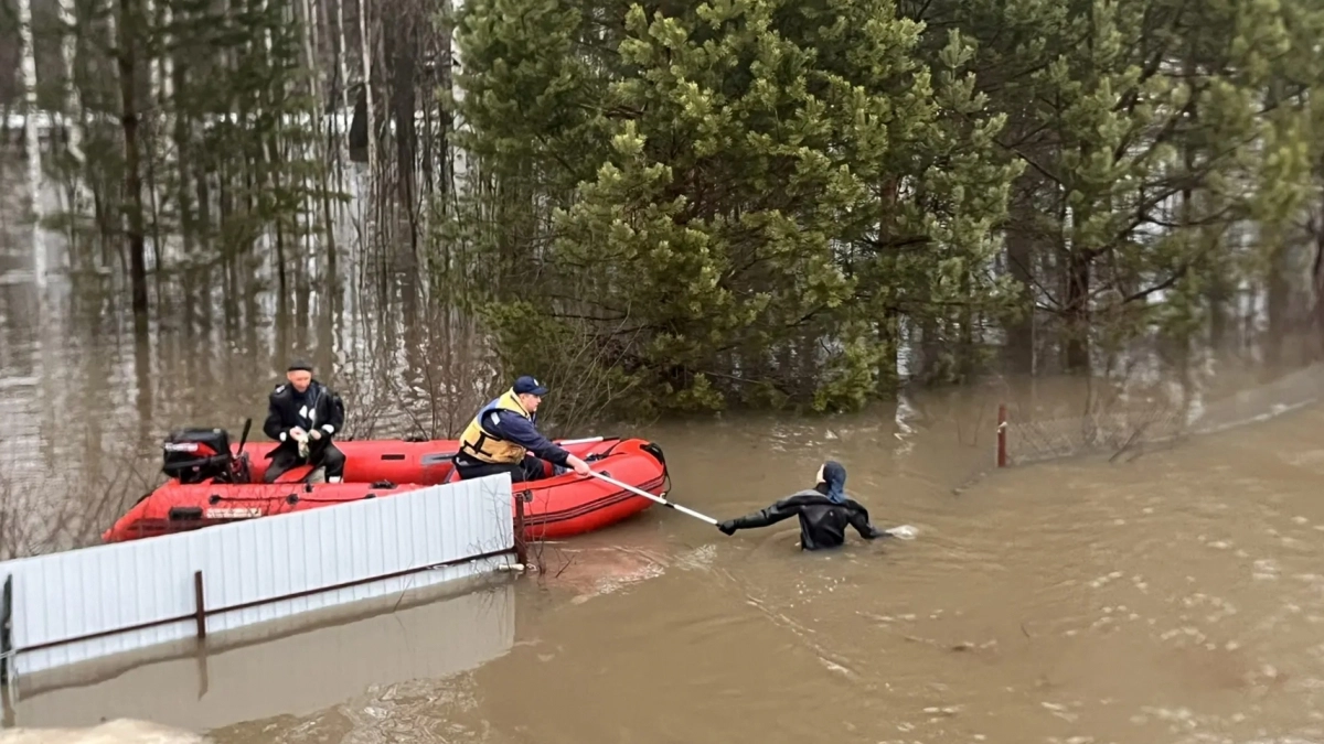В соседней с Чувашией Марий Эл спасатели эвакуируют людей из зон подтопления на лодках
