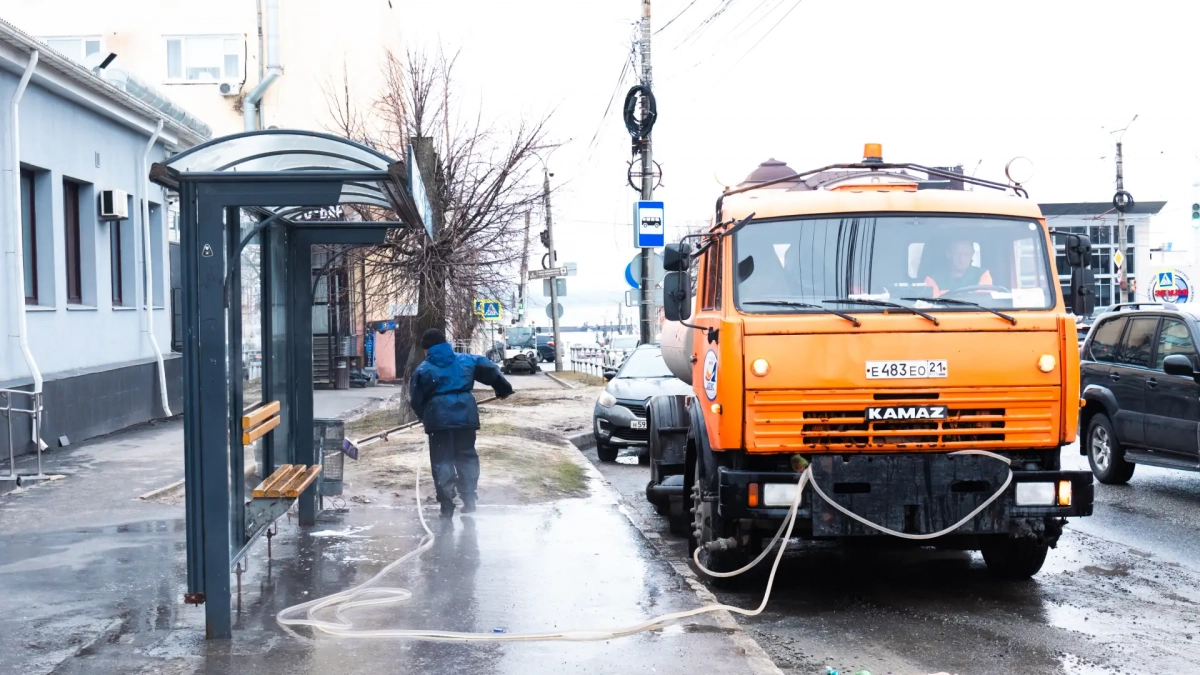 В Чебоксарах чистят улицы и скверы, несмотря на плохую погоду