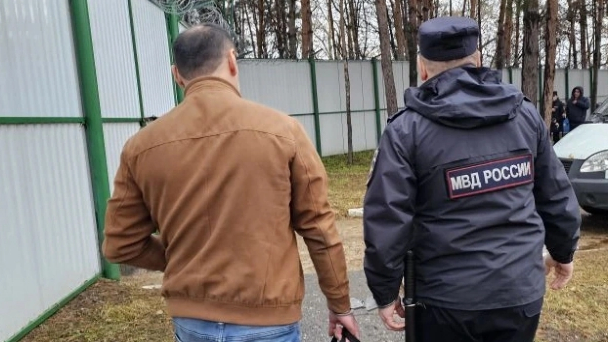 После срока в колонии двоих граждан Узбекистана депортировали из Чувашии и из страны