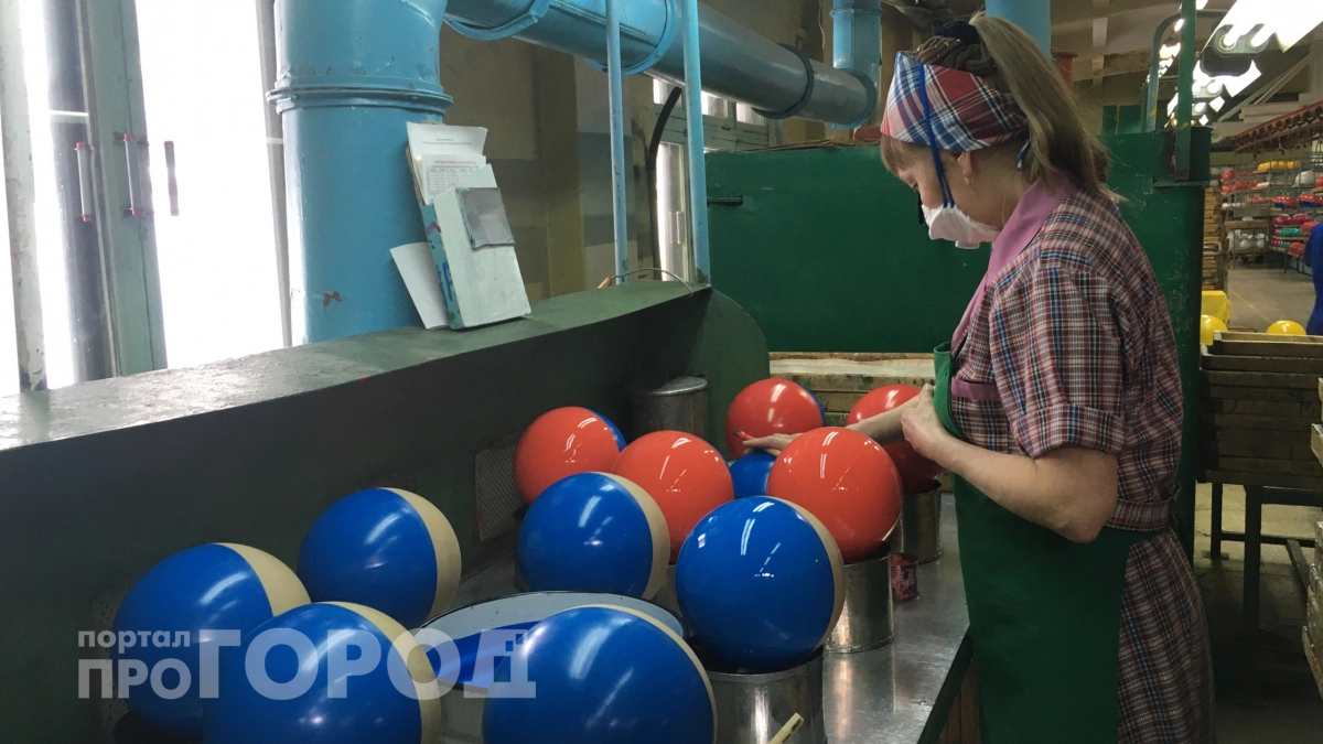 Зарплаты растут, а люди массово бегут: почему россияне больше не выбирают работу на заводе