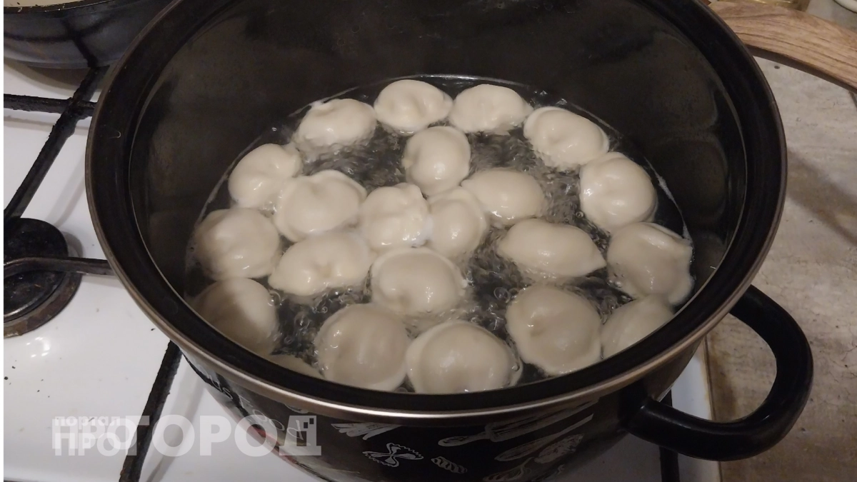 Почему нельзя бросать пельмени в кипяток: запомните эту причину раз и навсегда