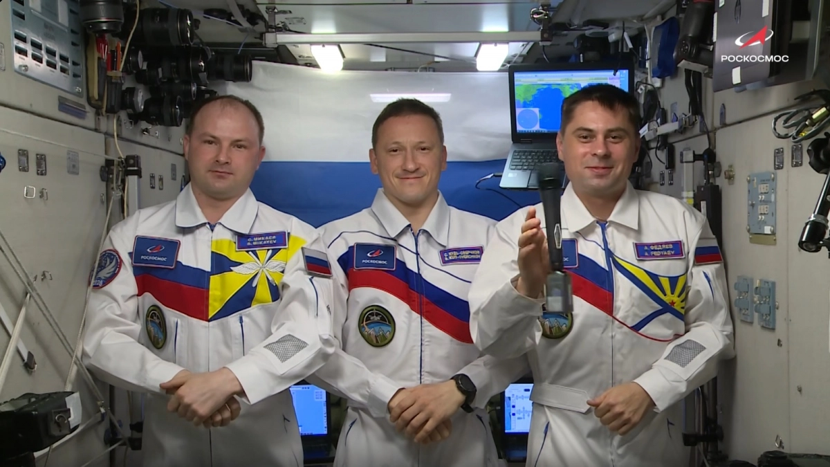 Российские космонавты поздравили землян с борта орбитальной станции: "Давайте снова смотреть наверх, мечтать о звездах и дальних планетах"