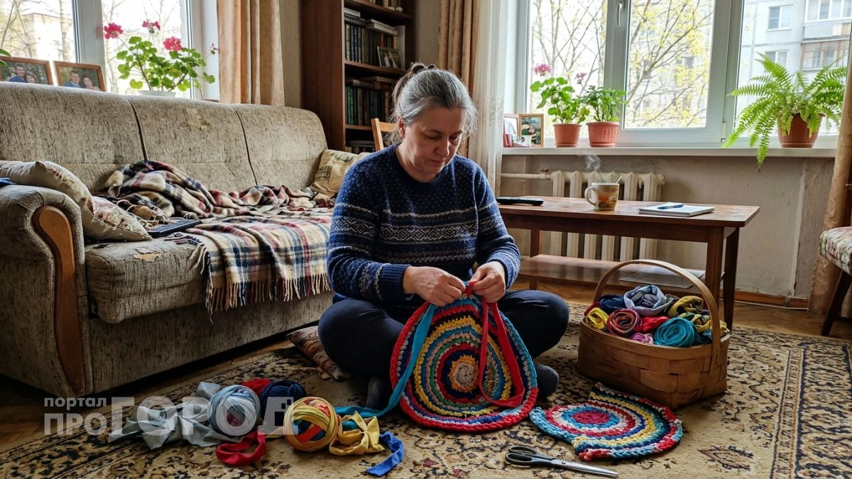 Превращаю старые футболки в стильный декор для дома: делюсь простым способом создания коврика без затрат