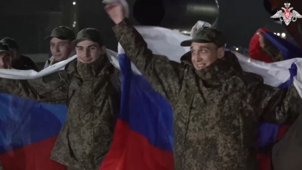 Россия провела обмен с Украиной: 175 бойцов и семеро гражданских пленных вернулись на Родину