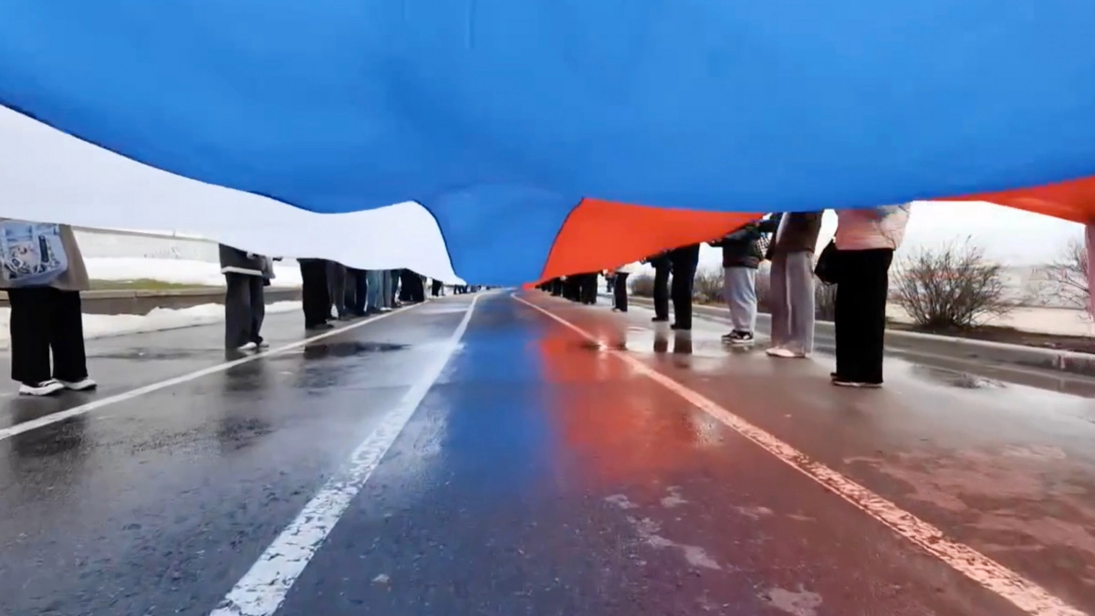 В Чебоксарах развернули километровый флаг России