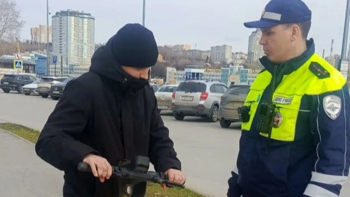 Восемь нарушений за один рейд: в Чебоксарах усилили контроль за электросамокатами