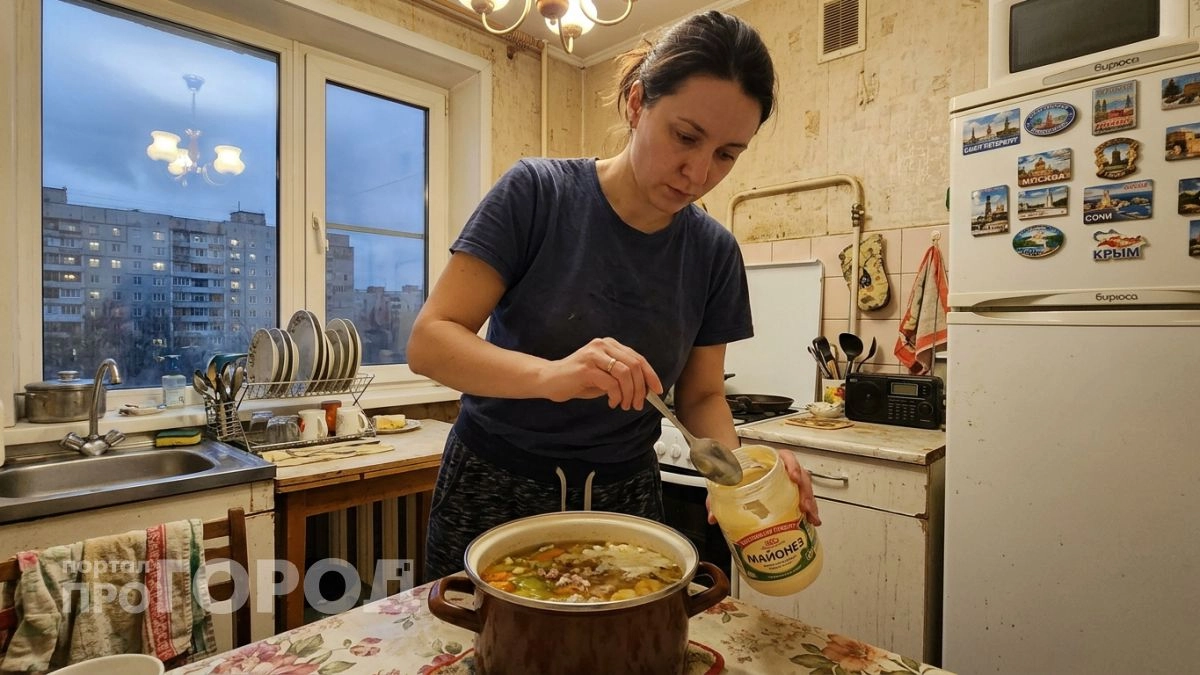 Перестаньте сливать остатки супа в унитаз: сантехники объяснили, к каким серьезным поломкам это приводит