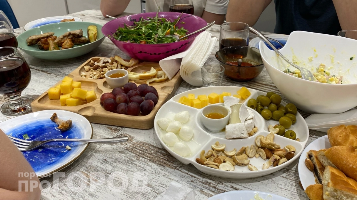 Эта привычка за столом выдает низкий интеллект: проверьте себя 