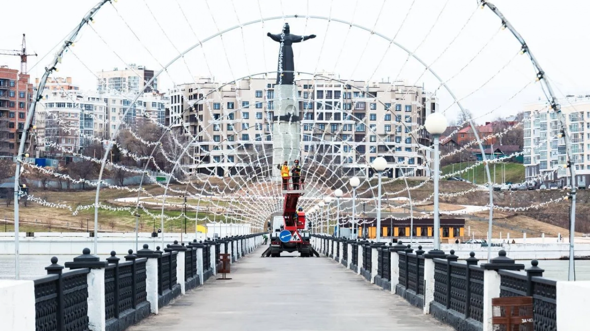 Символ Чебоксар засветит с новой силой: на мосту через Залив меняют гирлянду