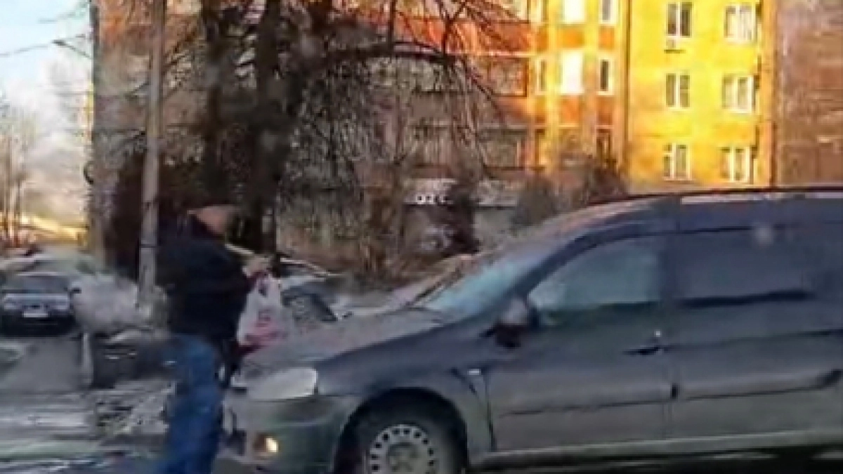 В Чебоксарах оштрафовали водителя "Ларгуса" за езду по пешеходной дорожке