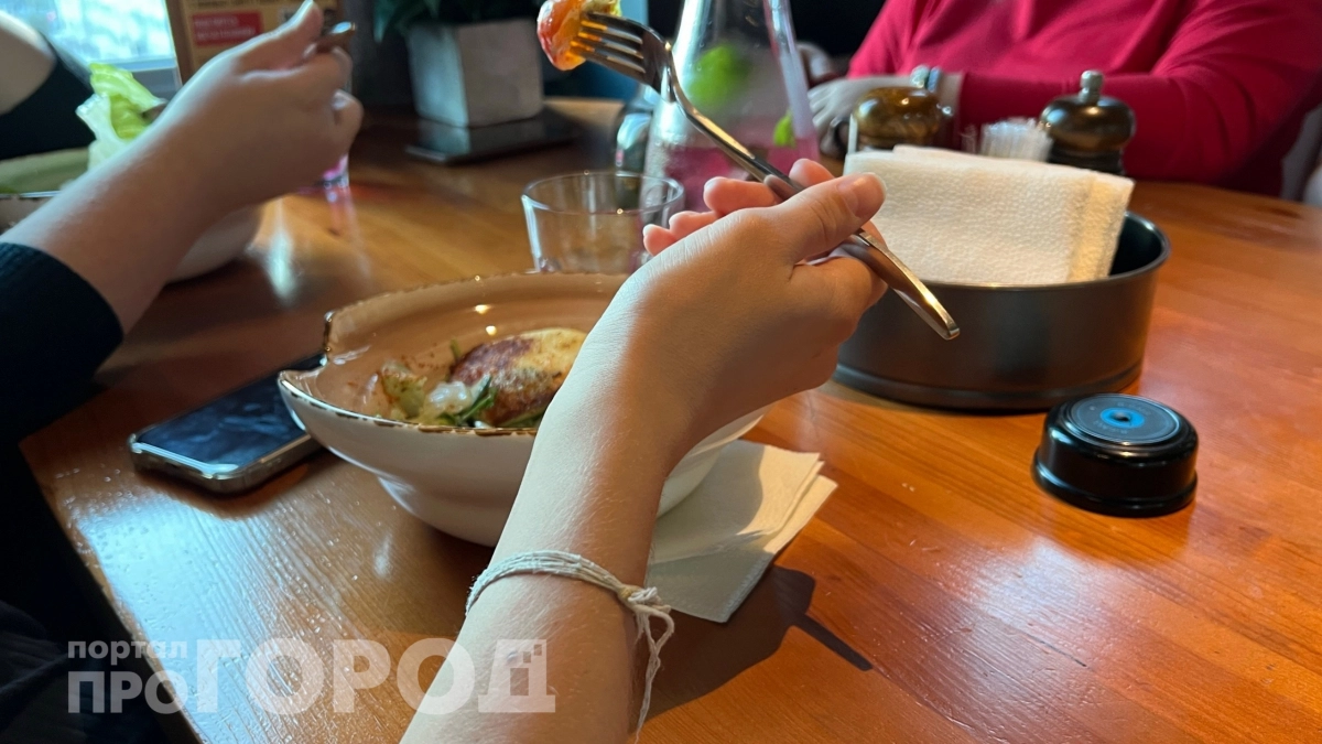 Иностранцы ненавидят эту русскую привычку в ресторанах – вот почему вам нужно ее изменить