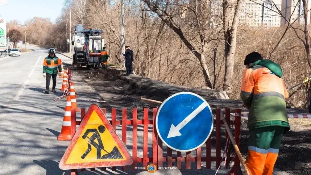 На Ярославской в Чебоксарах устраняют последствия смещения грунта