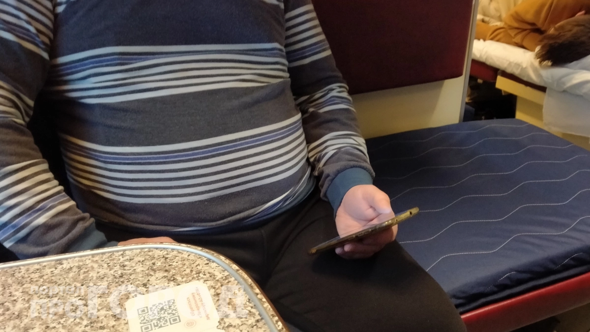 Верхних пассажиров лишили стола: теперь запрещено садиться на нижние полки без разрешения