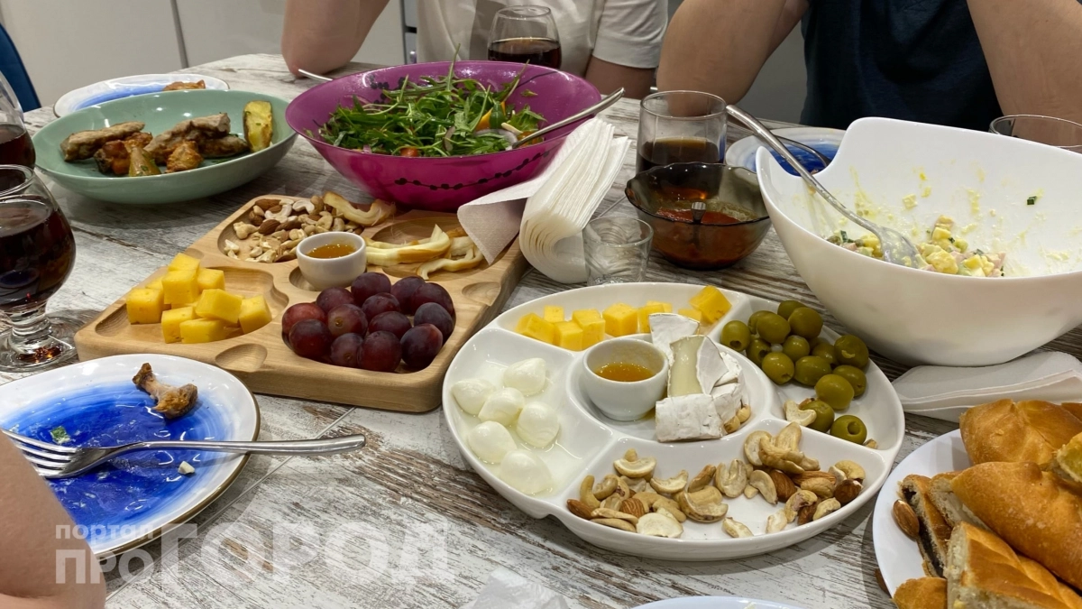 Ставить обеденные столы на кухне больше не модно: чем заменяют в Европе и начинают делать у нас