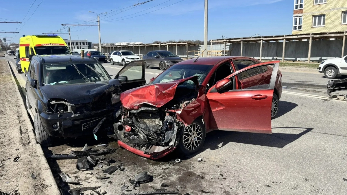 В Чебоксарах произошло ДТП с участием трех автомобилей 