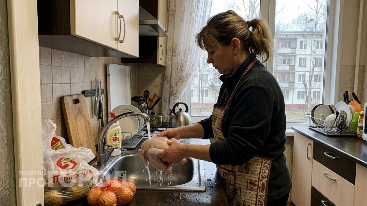 Перестаньте мыть курицу перед готовкой: вы невольно заражаете опасными бактериями всю свою кухню
