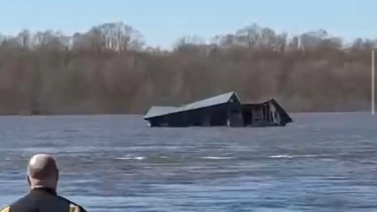 В соседнем с Чувашией регионе паводком смыло частный дом: он уплыл по течению на глазах у местных жителей