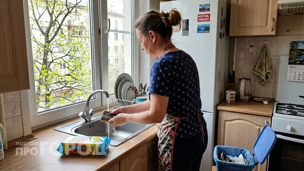 Вы совершаете опасную ошибку при мытье посуды: узнайте реальный срок службы губки и обезопасьте свой дом