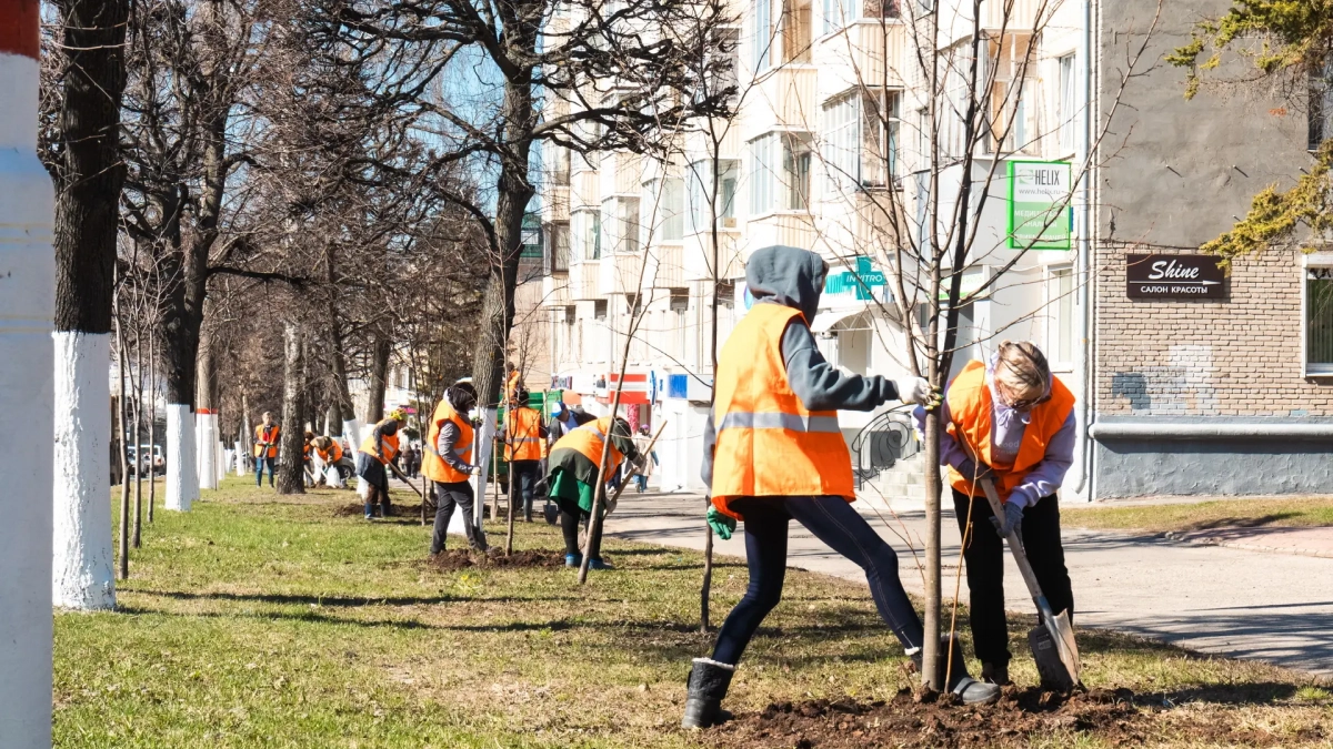 Тысяча чебоксарцев вышла на первый в этом году общегородской субботник