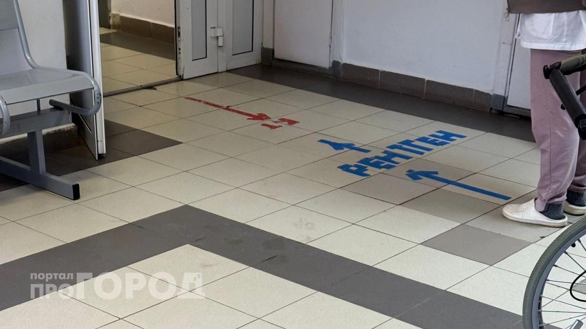 На заводе в Чувашии слесарь упал с высоты на бетонный пол и сильно повредил голову