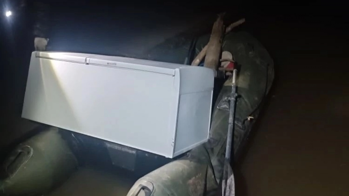 В Чувашии мужчина погрузил на надувную лодку холодильник и застрял на Волге