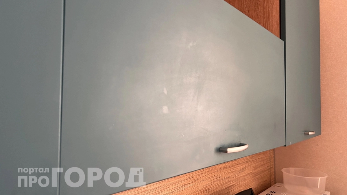 Устали от жирных пятен на кухонном фартуке: этот копеечный аптечный раствор поражает эффективностью 