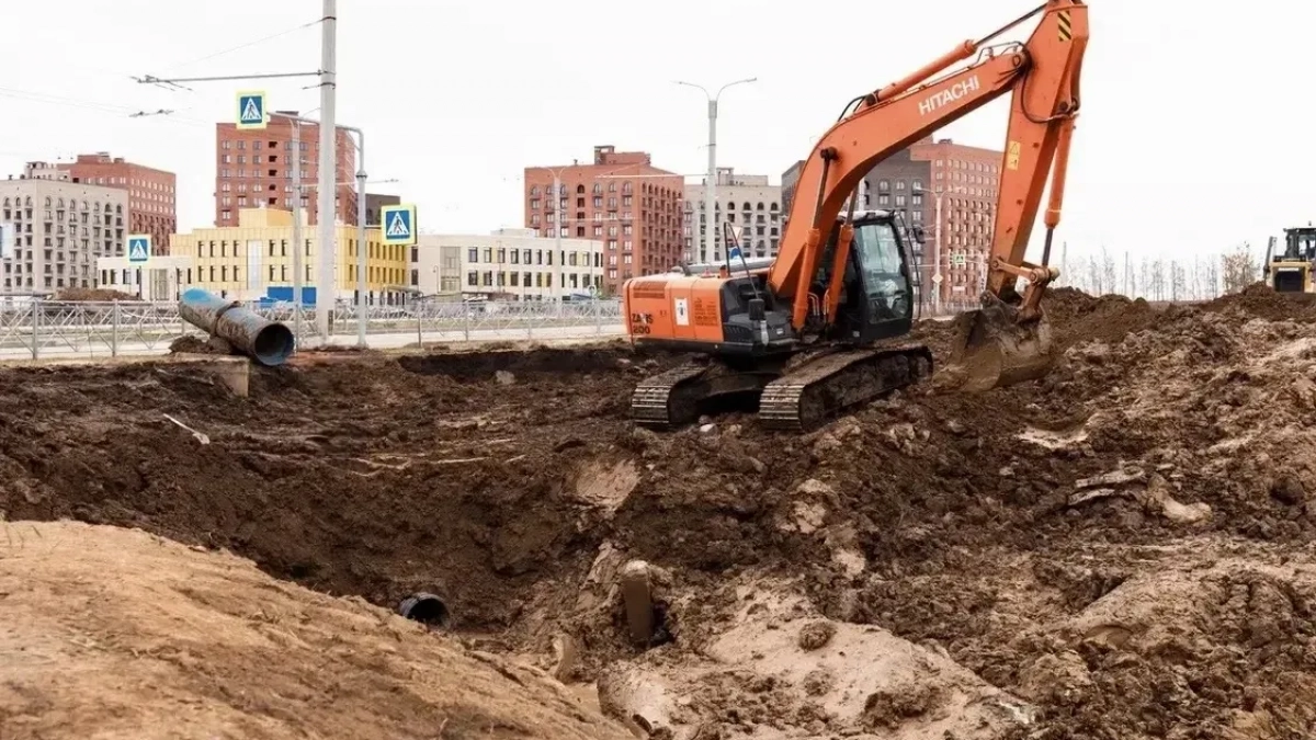 В Новом городе образовался глубокий провал рядом с дорогой